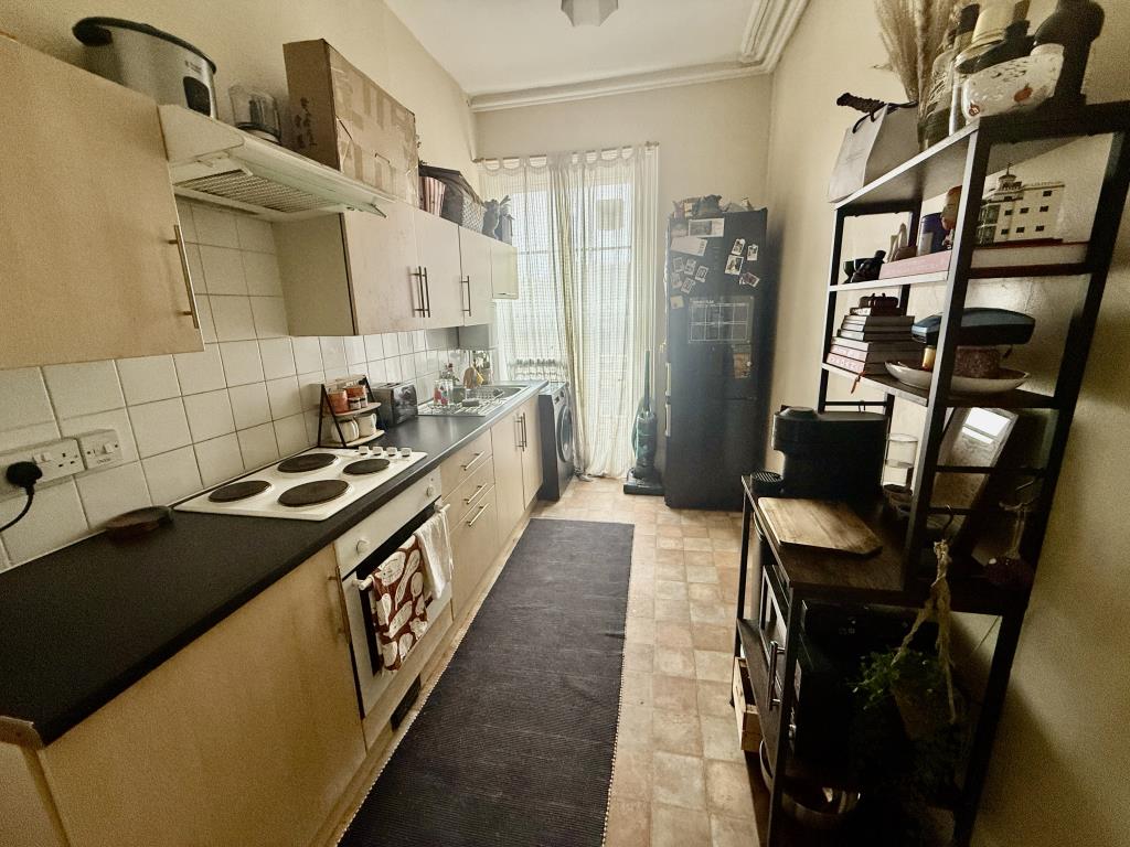 Lot: 121 - FREEHOLD INVESTMENT COMPRISING FOUR APARTMENTS CLOSE TO THE CITY CENTRE - Flat 3-Kitchen